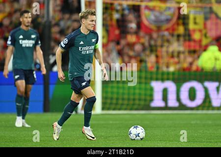 Lens, Francia. 3 ottobre 2023. Martin Odegaard (8) dell'Arsenal raffigurato durante la partita di UEFA Champions League Matchday 2 nel gruppo B nella stagione 2023-2024 tra Racing Club de Lens e Arsenal FC il 3 ottobre 2023 a Lens, in Francia. (Foto di David Catry/Sportpix ) credito: Sportpix/Alamy Live News Foto Stock