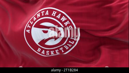 Atlanta, US, 10 settembre 2023: Primo piano della bandiera degli Atlanta Hawks. Squadra di pallacanestro professionistica americana, Eastern Conference Southeast Division. Illustrazione Foto Stock