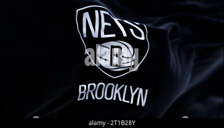 New York City, US, 10 settembre 2023: Primo piano dei Brooklyn Nets Waving. Squadra di pallacanestro professionistica americana, Atlantic Division della Eastern Conference. Foto Stock