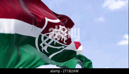 Rio de Janeiro, BR, 5 ottobre 2023: La bandiera del Fluminense Football Club sventola nel vento in una giornata limpida. Squadra di calcio professionistica brasiliana. Illustrativo e Foto Stock