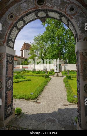 Specchio grotta nel giardino paradisiaco del castello, Neuburg am Inn, Baviera, Germania Foto Stock