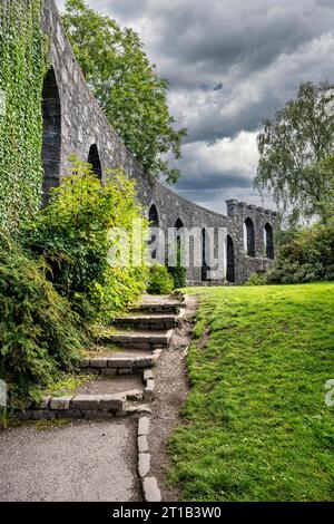 McCaig's Tower su Battery Hill, un punto di riferimento sopra la città portuale di Oban, Argyll and Bute, Scozia, Regno Unito Foto Stock