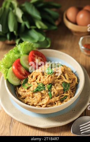 Indomie Banglasdeh, tagliatelle istantanee con spezie Bangladesh. Mie Nyemek, ricetta tradizionale indonesiana speziata istantanea Foto Stock