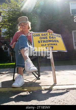 New Brunswick, New Jersey, USA. 12 ottobre 2023. Gli infermieri del sindacato locale appaiono sulle linee del picchetto fuori dal Robert Wood Johnson Hospital. Gli infermieri colpiscono per la sicurezza del personale e sono in attesa dei risultati degli attuali negoziati, hanno detto i funzionari. (Immagine di credito: © Brian Branch Price/ZUMA Press Wire) SOLO USO EDITORIALE! Non per USO commerciale! Foto Stock