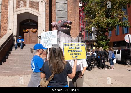 New Brunswick, New Jersey, USA. 12 ottobre 2023. Gli infermieri del sindacato locale appaiono sulle linee del picchetto fuori dal Robert Wood Johnson Hospital. Gli infermieri colpiscono per la sicurezza del personale e sono in attesa dei risultati degli attuali negoziati, hanno detto i funzionari. (Immagine di credito: © Brian Branch Price/ZUMA Press Wire) SOLO USO EDITORIALE! Non per USO commerciale! Foto Stock