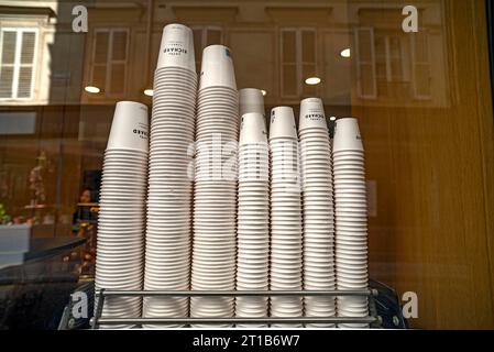 Tazze di carta impilate per il caffè da portare in un caffè, Parigi, Francia Foto Stock
