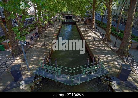 Veduta del Canal Saint-Martin con chiuse, canale costruito da Napoleone dal 1806 al 1825, Parigi. Francia Foto Stock