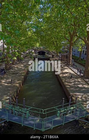 Veduta del Canal Saint-Martin con chiuse, canale costruito da Napoleone dal 1806 al 1825, Parigi. Francia Foto Stock