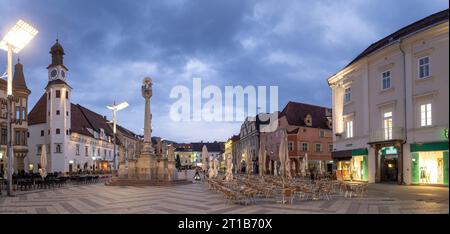 Quadrato principale, colonna della peste. Vecchio municipio, ora blu, vista panoramica, Leoben, Stiria, Austria Foto Stock