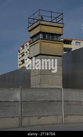 Guarda la torre della DDR al Memoriale del muro di Berlino, sullo sfondo un edificio residenziale nell'ex Berlino Ovest, Bernauer Strasse, quartiere Mitte Foto Stock