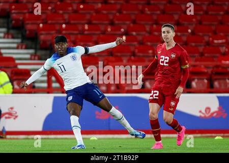 Nottingham, Regno Unito. 12 ottobre 2023. L'inglese Noni Madueke lancia la palla in alto verso il gol durante la partita di qualificazione UEFA U-21 EURO 2025 tra Inghilterra Under-21 e Serbia Under-21 al City Ground, Nottingham, Inghilterra, il 12 ottobre 2023. Foto di Stuart Leggett. Solo per uso editoriale, licenza necessaria per uso commerciale. Nessun utilizzo in scommesse, giochi o pubblicazioni di un singolo club/campionato/giocatore. Credito: UK Sports Pics Ltd/Alamy Live News Foto Stock