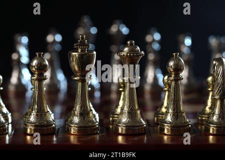 Set di pezzi da scacchi su scacchiera prima della partita, messa a fuoco selettiva Foto Stock