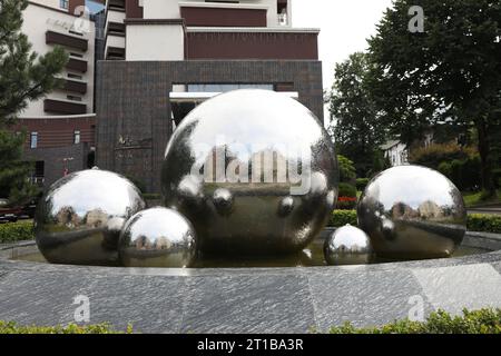 Truskavets, Ucraina - 22 luglio 2023: Bella fontana vicino all'hotel sulla strada della città Foto Stock