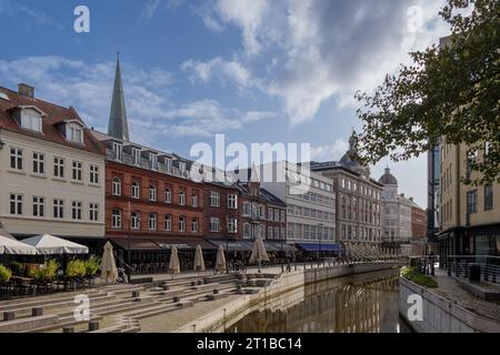 Aarhus, Danimarca - 06 OTTOBRE 2022: Vista esterna della città vecchia e del quartiere dello shopping lungo il canale di Aarhus, Danimarca. Foto Stock