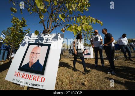 Bucarest, Romania. 12 ottobre 2023: Foto di Ofir Libstein, capo del Consiglio regionale SHa'ar HaNegev e membro del Consiglio di fondazione del complesso educativo Laude-Reut, ucciso nell'attacco di Hamas, su cartelloni durante la manifestazione i Stand with Israel organizzata dall'ambasciata israeliana vicino al Parlamento rumeno a Bucarest, dove diverse centinaia di persone, per lo più membri delle comunità israeliane ed ebraiche, mostrano il loro sostegno allo Stato israeliano dopo gli atti terroristici di Hamas che hanno ucciso più di 1200 civili innocenti, oltre 3000 feriti e circa 150 rapiti, vicino alla Striscia di Gaza. Credito: Lucian Ale Foto Stock