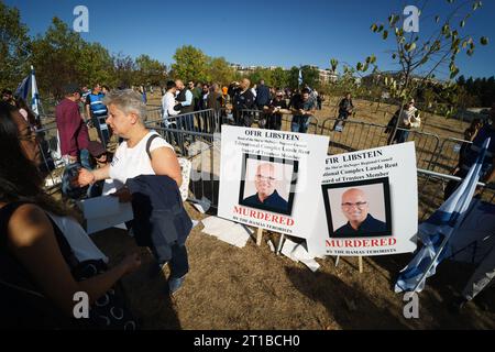 Bucarest, Romania. 12 ottobre 2023: Foto di Ofir Libstein, capo del Consiglio regionale SHa'ar HaNegev e membro del Consiglio di fondazione del complesso educativo Laude-Reut, ucciso nell'attacco di Hamas, su cartelloni durante la manifestazione i Stand with Israel organizzata dall'ambasciata israeliana vicino al Parlamento rumeno a Bucarest, dove diverse centinaia di persone, per lo più membri delle comunità israeliane ed ebraiche, mostrano il loro sostegno allo Stato israeliano dopo gli atti terroristici di Hamas che hanno ucciso più di 1200 civili innocenti, oltre 3000 feriti e circa 150 rapiti, vicino alla Striscia di Gaza. Credito: Lucian Ale Foto Stock