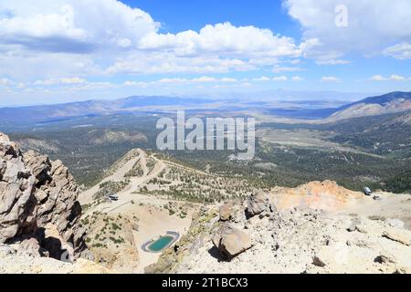 Una vasta vista dalla cima della montagna Mammoth a Mammoth Lakes, California durante l'estate. Foto Stock