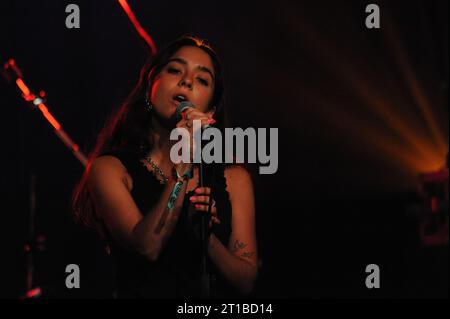 Manchester, Regno Unito. 12/10/2023, Jasmine Jethwa si esibisce a Band on the Wall, Beyond the Music, il 12 ottobre, Manchester, Regno Unito. Crediti: David Bronstein/ Alamy Live News Foto Stock