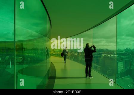 Aarhus, Danimarca - 06 OTTOBRE 2022: Vista interna al passaggio pedonale all'interno del panorama arcobaleno creato da Olafur Eliasson. Foto Stock