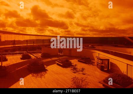 Aarhus, Danimarca - 06 OTTOBRE 2022: Vista interna al passaggio pedonale all'interno del panorama arcobaleno creato da Olafur Eliasson. Foto Stock