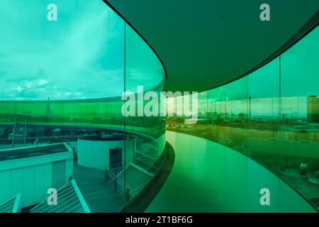 Aarhus, Danimarca - 06 OTTOBRE 2022: Vista interna al passaggio pedonale all'interno del panorama arcobaleno creato da Olafur Eliasson. Foto Stock