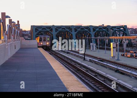 Il ponte ferroviario sul Culver Viaduct Gowanus Canal per il treno MTA G alla stazione di smith Street a Brooklyn New York all'alba Foto Stock