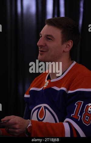 Edmonton, Alberta, Canada. 12 ottobre 2023. Edmonton Oilers ZACH HYMAN (#18) parla con un tifoso mentre firma autografi al West Edmonton Mall durante un evento per iniziare la stagione 2023-2024 della NHL. (Immagine di credito: © Alexander Patton/ZUMA Press Wire) SOLO USO EDITORIALE! Non per USO commerciale! Foto Stock