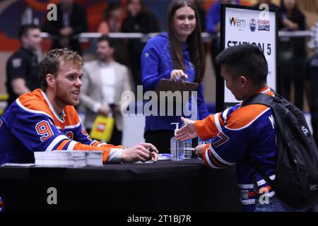 Edmonton, Alberta, Canada. 12 ottobre 2023. Edmonton Oilers CONNOR MCDAVID (#97) parla con un tifoso mentre firma autografi al West Edmonton Mall durante un evento per iniziare la stagione 2023-2024 della NHL. (Immagine di credito: © Alexander Patton/ZUMA Press Wire) SOLO USO EDITORIALE! Non per USO commerciale! Foto Stock