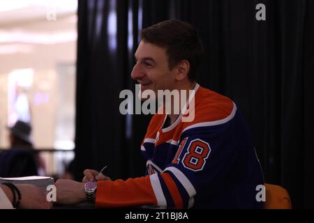 Edmonton, Alberta, Canada. 12 ottobre 2023. Edmonton Oilers ZACH HYMAN (#18) parla con un tifoso mentre firma autografi al West Edmonton Mall durante un evento per iniziare la stagione 2023-2024 della NHL. (Immagine di credito: © Alexander Patton/ZUMA Press Wire) SOLO USO EDITORIALE! Non per USO commerciale! Foto Stock