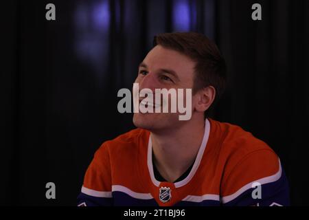 Edmonton, Alberta, Canada. 12 ottobre 2023. Edmonton Oilers ZACH HYMAN (#18) parla con un tifoso mentre firma autografi al West Edmonton Mall durante un evento per iniziare la stagione 2023-2024 della NHL. (Immagine di credito: © Alexander Patton/ZUMA Press Wire) SOLO USO EDITORIALE! Non per USO commerciale! Foto Stock