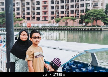 Malacca, Malesia - 9 luglio 2023 bambini malesi asiatici in visita al fiume Malacca. Foto Stock