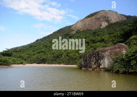 Dois Rios Beach, situata su Ilha grande, nello stato di Rio de Janeiro. Foto Stock