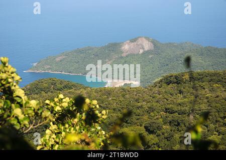 Vista di Pico do Papagaio, situato sull'Ilha grande nello stato di Rio de Janeiro. Foto Stock