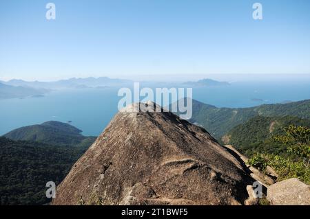 Vista di Pico do Papagaio, situato sull'Ilha grande nello stato di Rio de Janeiro. Foto Stock