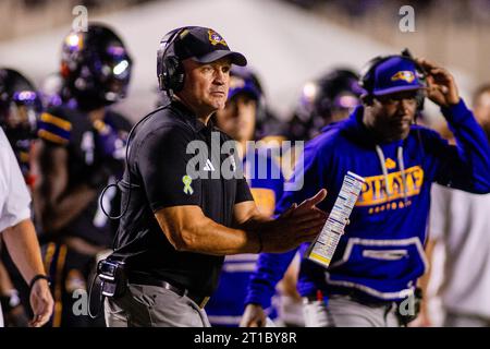 Greenville, North Carolina, USA. 12 ottobre 2023. L'allenatore degli East Carolina Pirates Mike Houston durante il primo quarto contro i Southern Methodist Mustangs nella partita di football americano al Dowdy-Ficklen Stadium di Greenville, NC. (Scott Kinser/CSM). Credito: csm/Alamy Live News Foto Stock