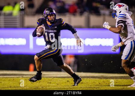 Greenville, North Carolina, USA. 12 ottobre 2023. Il quarterback degli East Carolina Pirates Mason Garcia (10) si presenta contro i Southern Methodist Mustangs durante il quarto periodo della partita di football americano al Dowdy-Ficklen Stadium di Greenville, North Carolina. (Scott Kinser/CSM). Credito: csm/Alamy Live News Foto Stock