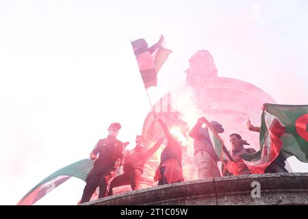 Manifestanti con bandiere e bombe fumogene a sostegno della Palestina. Centinaia di manifestanti si sono riuniti nel centro di Parigi giovedì, a dispetto di un nuovo e controverso divieto di raduni pro-palestinesi nel paese. La polizia e i membri della gendarmeria lavorarono per disperdere la folla con gas lacrimogeni e cannoni ad acqua, mostrando immagini. Il divieto era stato annunciato all'inizio della giornata, secondo un messaggio inviato dal ministro degli interni francese Gerald Darmanin alla polizia del paese, citando preoccupazioni per l'ordine pubblico. Foto di Christophe Michel/ABACAPRESS.COM Foto Stock