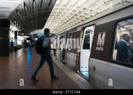 Washington, Stati Uniti. 13 ottobre 2023. Un uomo cammina lungo la piattaforma in una stazione della metropolitana a Washington. Credito: SOPA Images Limited/Alamy Live News Foto Stock