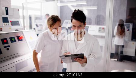 Lavori di ispezione e rilevamento in fabbrica. Controllo della gestione della sicurezza Foto Stock