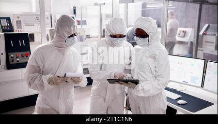 Fabbrica di produzione di semiconduttori sterile e lavoratori in tute Foto Stock