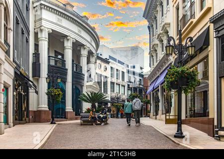 Los Angeles, Stati Uniti d'America; 15 gennaio 2023: I famosi negozi di lusso e di marca sulla strada di Rodeo Drive, nella città di Beverly Hills Foto Stock