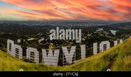 Splendida vista panoramica di Los Angeles dal retro dell'insegna di Hollywood in una splendida alba o tramonto, nella città di Los ANGELES in California. Foto Stock