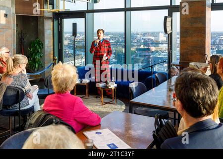 Frederic Schwilger Autor Buchvorstellung Toxic Man im The Paris Club im Hotel 25hours NUR für REDAKTIONELLE VERWENDUNG *** Frederic Schwilger Author Book Launch Toxic Man at the Paris Club at Hotel 25hours SOLO PER USO EDITORIALE. Credito: Imago/Alamy Live News Foto Stock