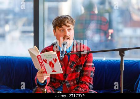 Frederic Schwilger Autor Buchvorstellung Toxic Man im The Paris Club im Hotel 25hours NUR für REDAKTIONELLE VERWENDUNG *** Frederic Schwilger Author Book Launch Toxic Man at the Paris Club at Hotel 25hours SOLO PER USO EDITORIALE. Credito: Imago/Alamy Live News Foto Stock