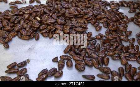 Dettaglio delle noci tostate e ricoperte di caramello Foto Stock