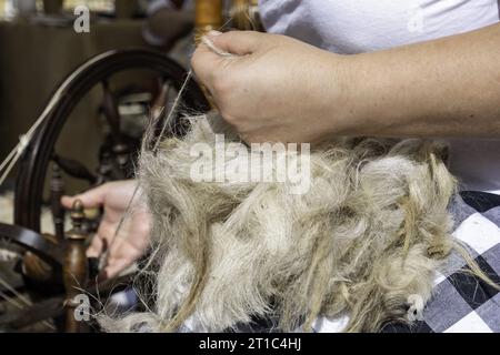 Dettaglio di tessuto di lana di pecora, vecchia tradizione Foto Stock