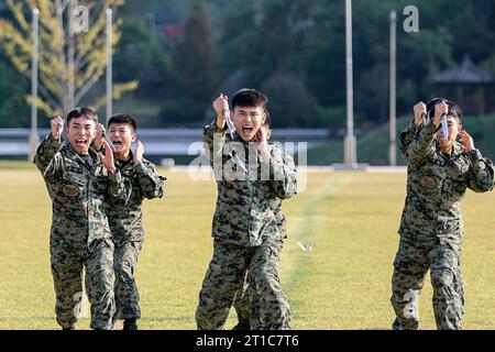 Seoul, Corea del Sud. 13 ottobre 2023. I membri della Special Warfare Force sudcoreana usano tattiche di combattimento con i coltelli durante una gara di guerrieri migliore al quartier generale di Seul. (Immagine di credito: © ROK Army via ZUMA Press Wire) SOLO USO EDITORIALE! Non per USO commerciale! Foto Stock