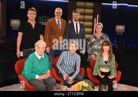Colonia, Germania. 12 ottobre 2023. L'attore Oliver Masucci, l-r, il forestiere Peter Wohlleben, il cabarettista Florian Schroeder, l'attrice Katerina Jacob, seduta davanti l'l-r, la cuoca Monika Fuchs, la presentatrice Bettina Böttinger e la musicista CassMae come ospiti del talk show WDR Kölner Treff Credit: Horst Galuschka/dpa/Alamy Live News Foto Stock