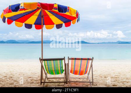 Foto di natura morta di due sdraio sotto un ombrellone sulla spiaggia Foto Stock