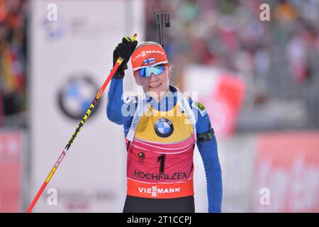 Cielo durante la gara femminile di inseguimento di 10 chilometri della Coppa del mondo di biathlon a Hochfilzen, Austria, domenica 14 dicembre 2014. (AP Photo/Kerstin Joensson) Kaisa MAEKAERAEINEN fin Jubel im Ziel Biathlon Welt Cup 10 KM Verfolgung der Frauen a Hochfilzen, Oesterreich AM 14.12.2014 Foto Stock